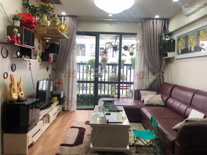 Gia đình cần bán căn hộ tầng đẹp 2 ngủ ở D2 CT2 Tây Nam Linh Đàm