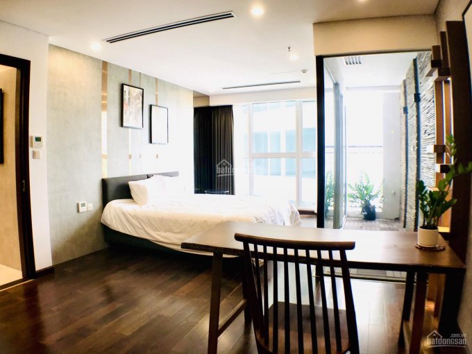 Cho thuê căn hộ tầng cao nhìn Sông Hồng DT 120m2 2 PN giá 25tr/th toà Aqua Central LH 0969866063