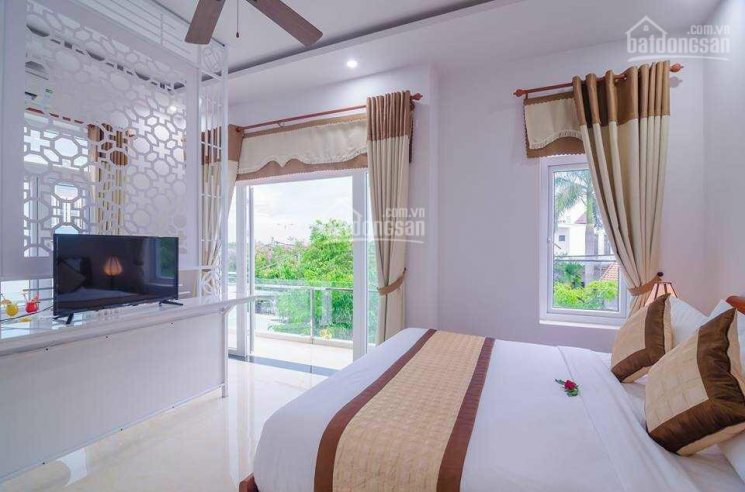 Cần bán căn Villa trung tâm Hội An, nằm trên kv Tân An. 2 mặt tiền đường. Diện tích 386m2