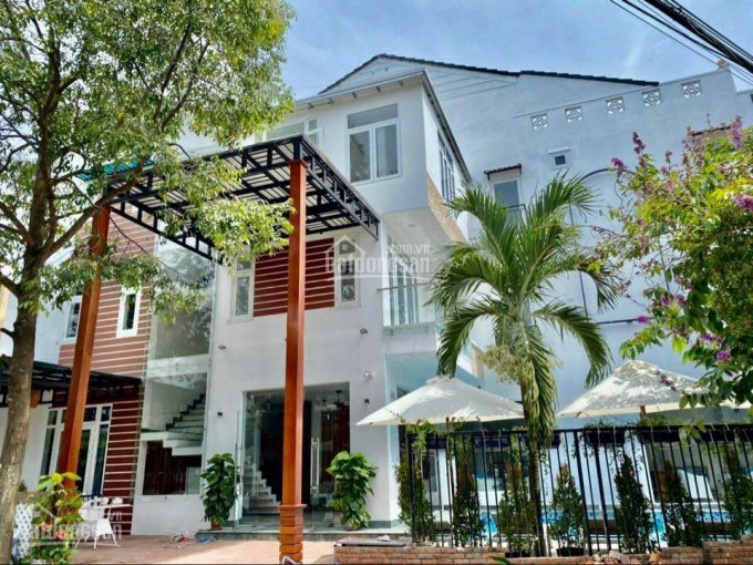 Cần bán căn Villa trung tâm Hội An, nằm trên kv Tân An. 2 mặt tiền đường. Diện tích 386m2