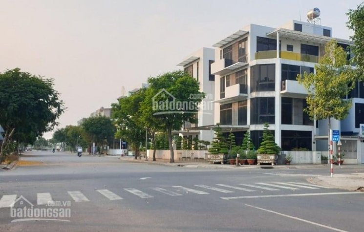 Bán gấp shophouse Lavila ngay trục chính dự án DT 7x17m, 4 tầng, Nhà hoàn thiện. Giá 21 tỷ