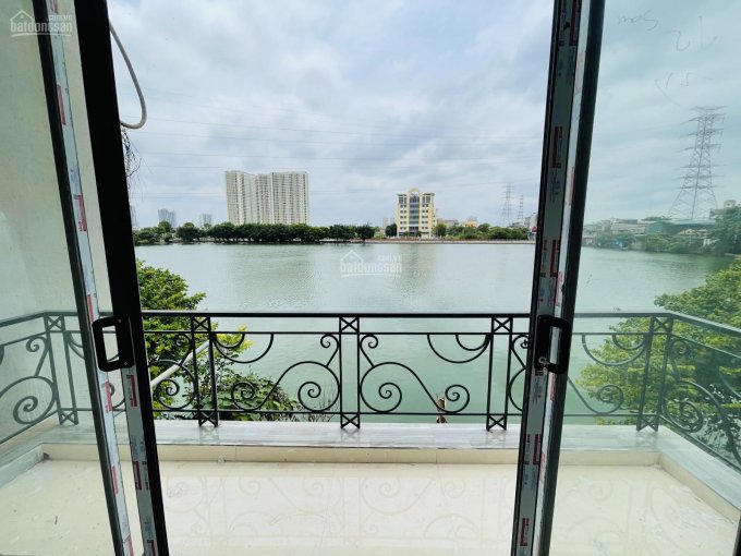 Chính chủ bán nhà kiểu biệt thự view hồ khu phân lô phố Tam Trinh, gần Đền Lừ 52m2x5 tầng mới 5,7tỷ