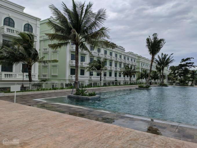 Bán khách sạn biển Bãi Trường Phú Quốc, căn góc 3 mặt tiền, sát hồ bơi vô cực 3000m2, cách biển 70m