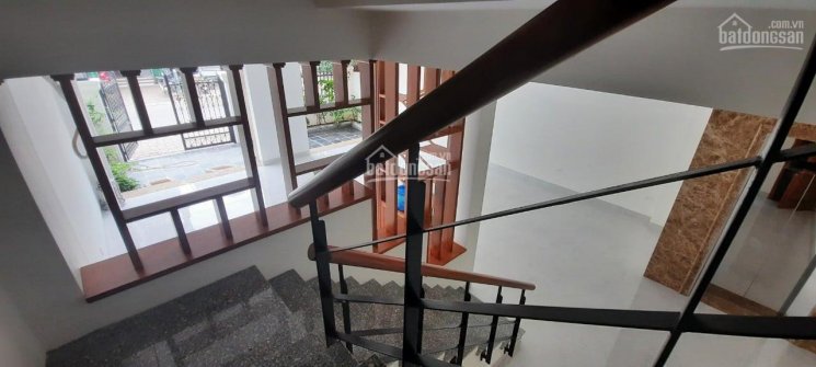 Bán nhà mặt phố Phú Xá, DT 124m2, xây 5 tầng, mặt tiền 8,5m, vỉa hè 3m, kinh doanh tốt, thang máy