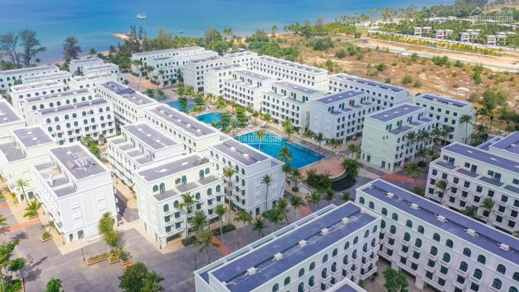 Bán khách sạn biển Bãi Trường Phú Quốc, căn góc 3 mặt tiền, sát hồ bơi vô cực 3000m2, cách biển 70m