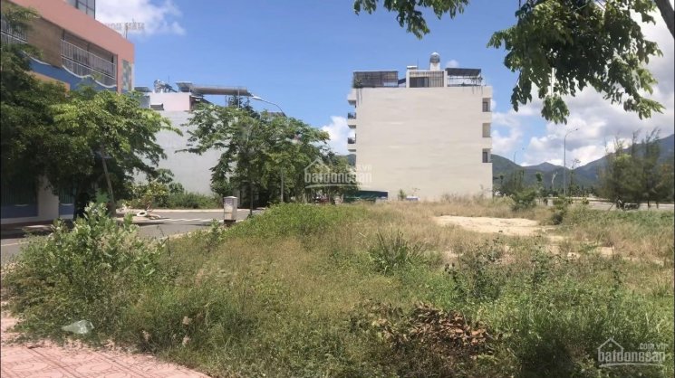 Lô 3 mặt tiền đất 118m2 vỉa hè 158m2 view sông đường rộng 43m