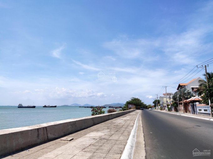 Bán căn nhà cấp 4 với 2 mặt tiền biển đường Trần Phú, ngang 8.2m, 134m2
