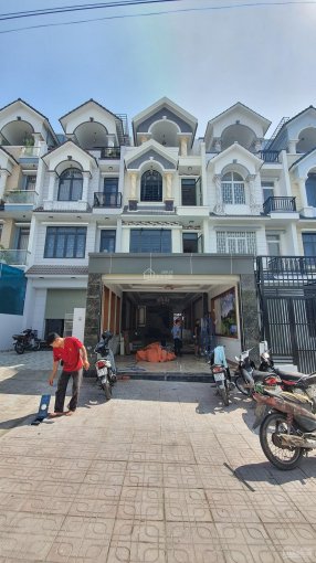 Bán căn nhà mặt tiền dự án Phú Hồng Thịnh 10, thành phố Dĩ An, diện tích sử dụng 220m2