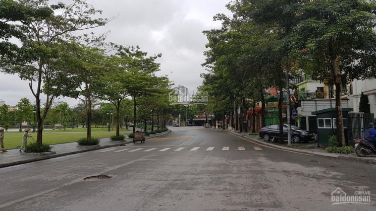Bán biệt thự mặt phố KĐT mới Dịch Vọng, Cầu Giấy. DT 200m2, MT 10m, giá 41 tỷ thương lượng mạnh tay
