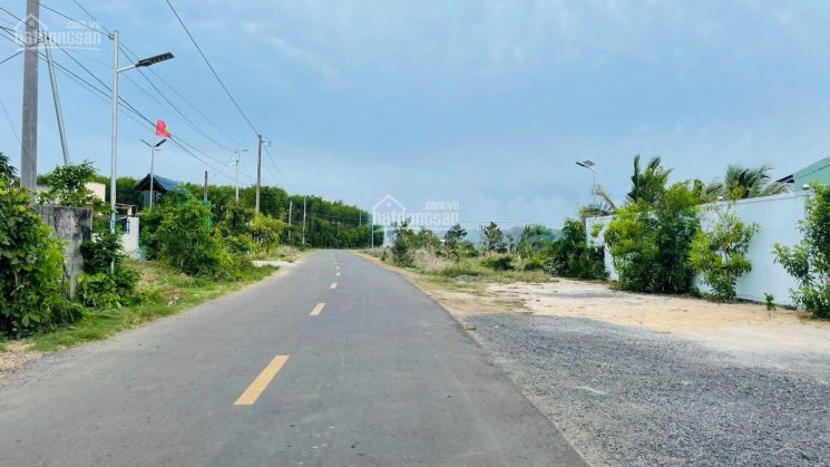 Bán đất mt đường Nguyễn Huệ - Huyện Đất Đỏ - BRVT.
2.900m2 - 200m2 TC giá chỉ 1,6tr/m2