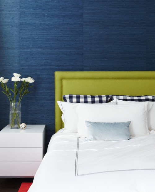 bức tường màu xanh dương phía sau giường