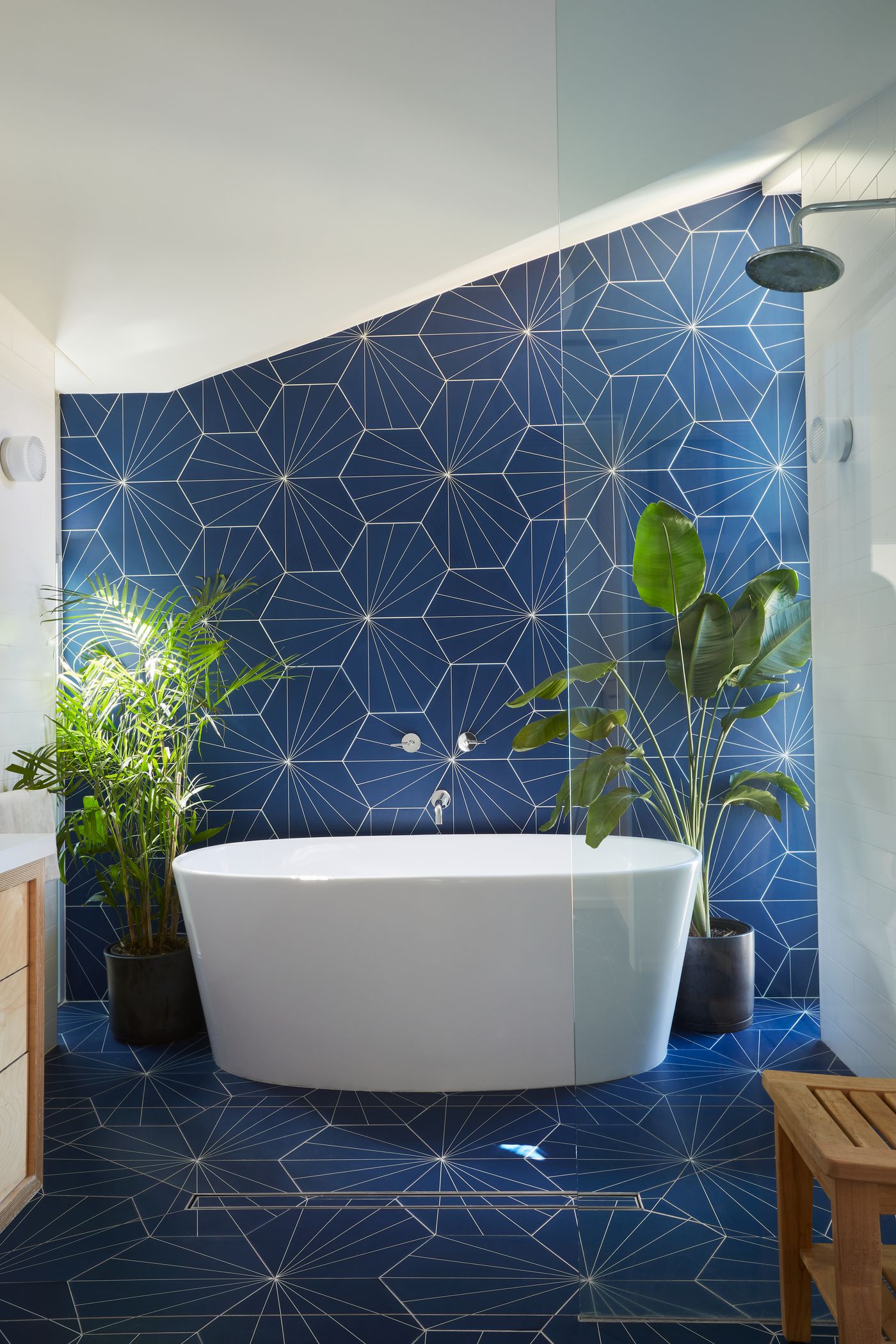 tường phòng tắm màu xanh dương