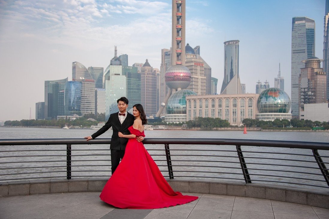 Cặp đôi trẻ chụp ảnh cưới ở bến Thượng Hải