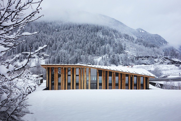 nhà gỗ phủ tuyết