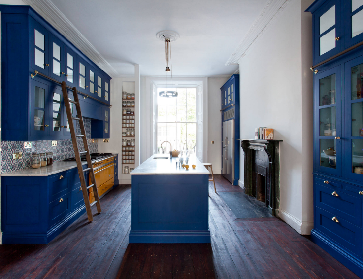 tủ bếp màu xanh dương trong căn bếp màu trắng