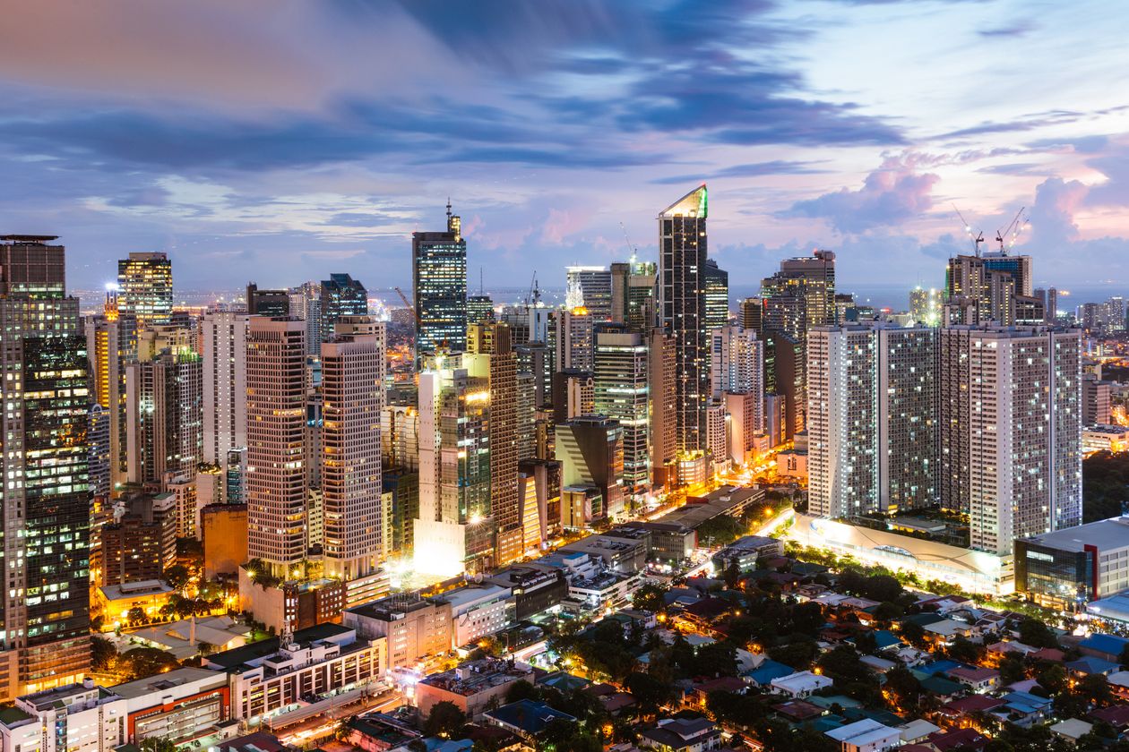 Cảnh thành phố Manila về đêm với nhiều chung cư cao tầng 