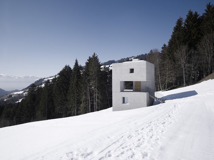 nhà trên dốc núi phủ tuyết trắng
