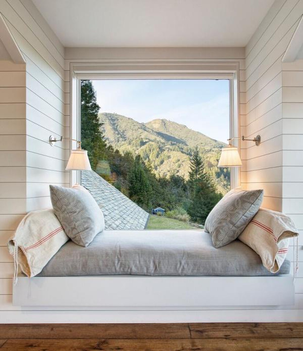 Bệ cửa sổ cũng có thể được sử dụng như chiếc giường tạm