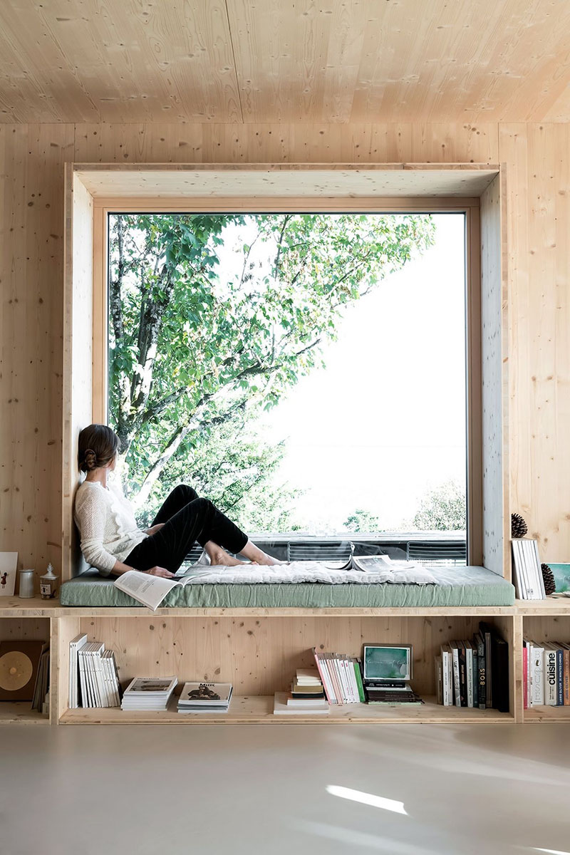 Một ý tưởng khác biến bệ cửa sổ thành không gian đọc sách