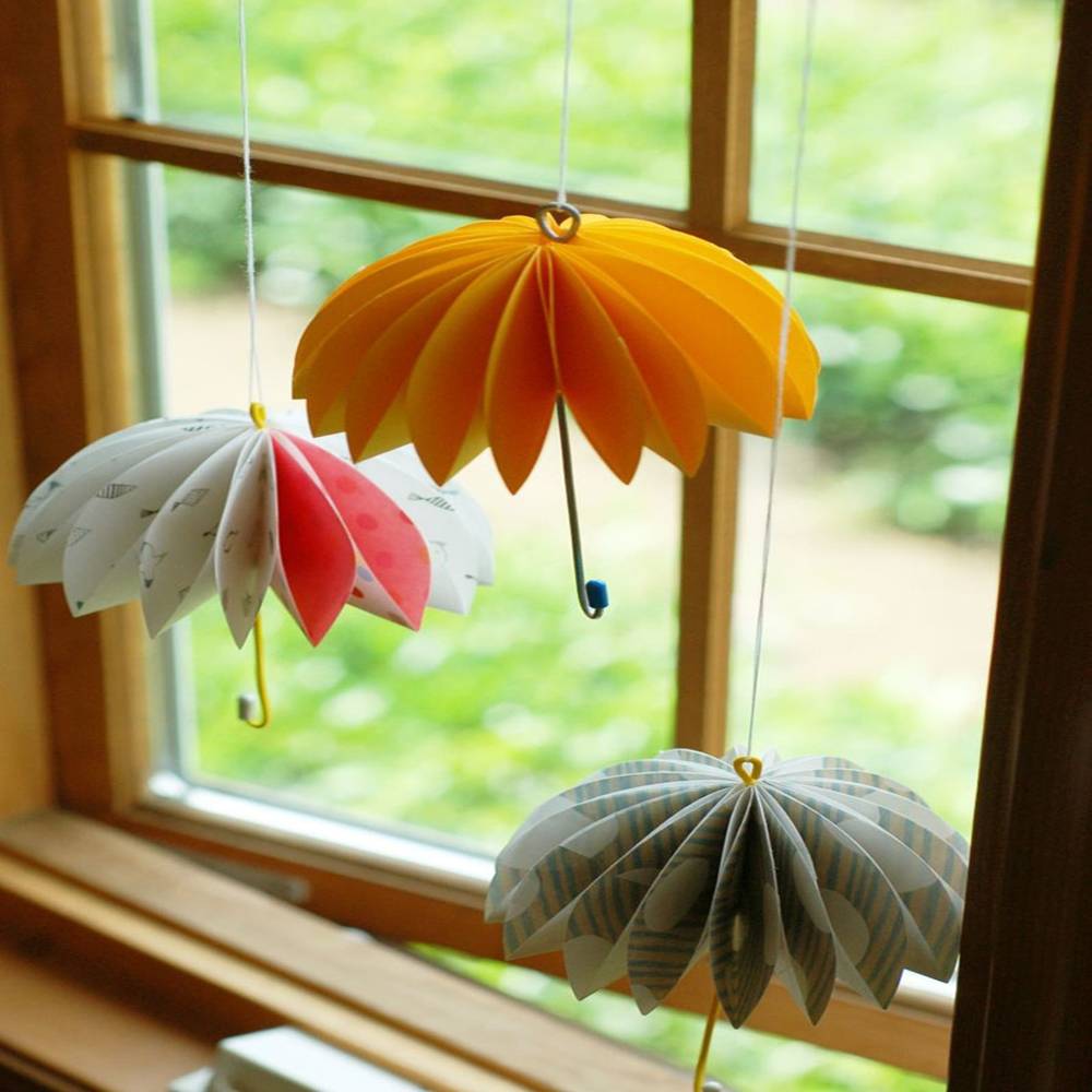 Bạn có thể thử gấp các mẫu hoa giấy to bản trang trí cửa sổ 