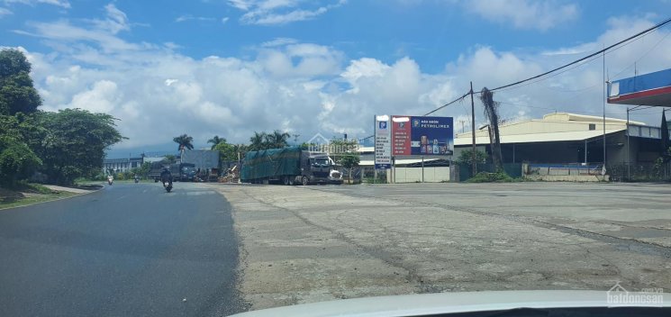 Bán cây xăng trước cổng khu công nghiệp nằm trên quốc lộ 6a