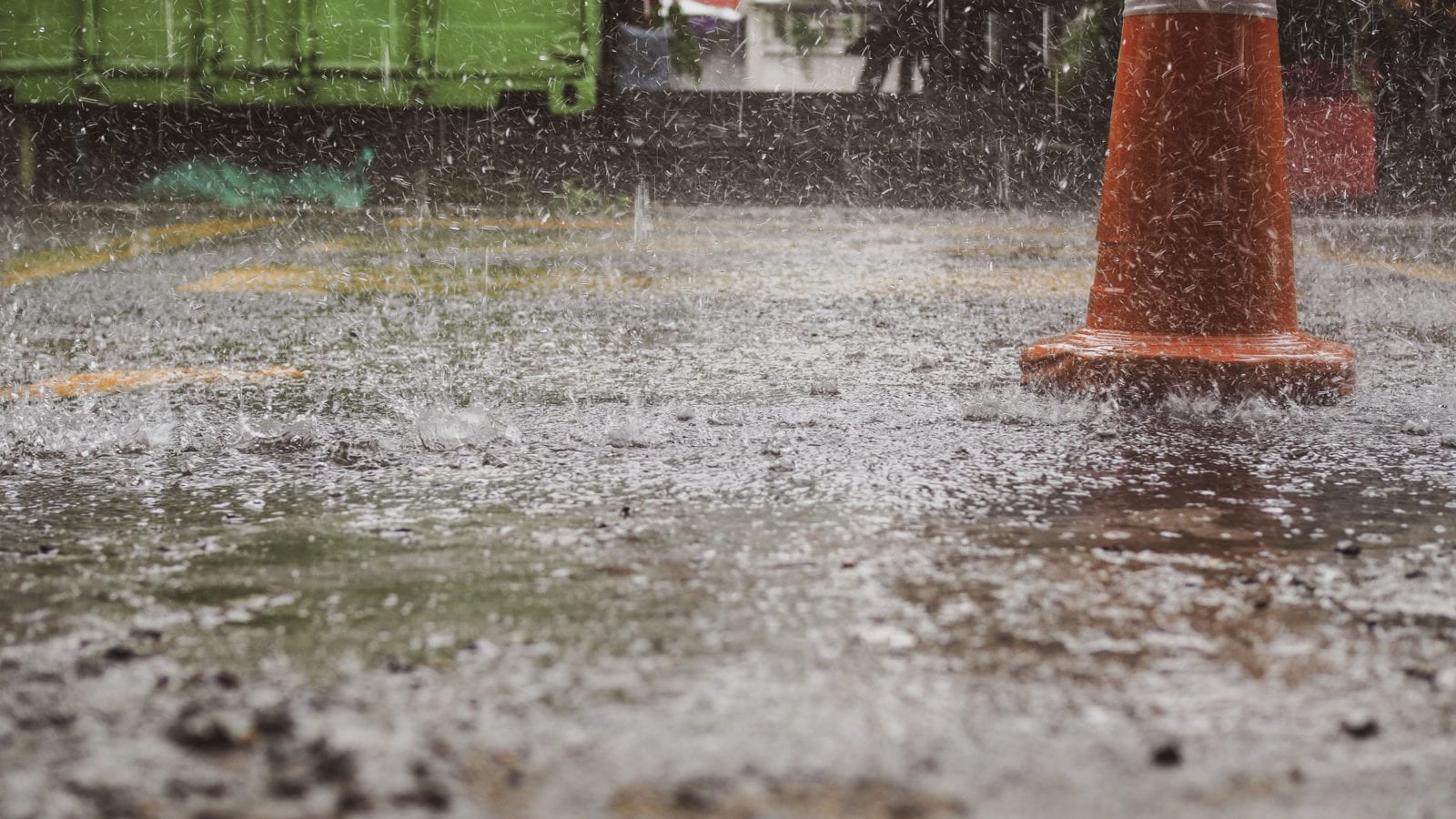 Mùa mưa gây ảnh hưởng đến tiến độ thi công nhà ở nhưng cũng mang lại nhiều lợi thế đáng kể.