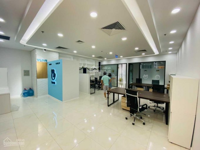 Cho thuê văn phòng cực đẹp, lô góc, vuông vắn tại Duy Tân. 130m2, giá 21 triệu/tháng