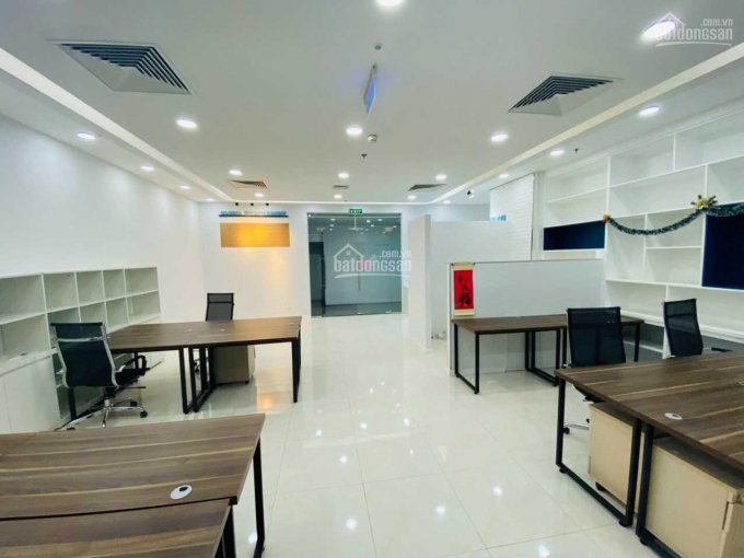 Cho thuê văn phòng cực đẹp, lô góc, vuông vắn tại Duy Tân. 130m2, giá 21 triệu/tháng