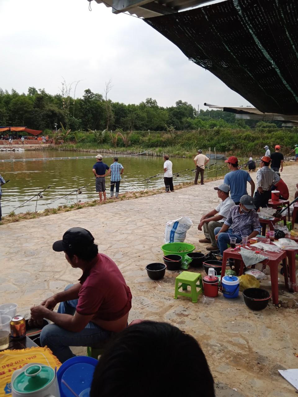 4.4 sào MT đường nhựa xã Quảng Tiến, Trảng Bom, Đồng Nai có 300m2 thổ cư. View hồ đang kinh doanh